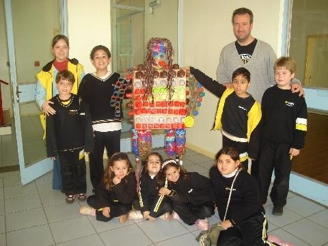 Alunos do Projeto Multidisciplinar e os Monitores Ecológicos do Pindorama produzem Boneco de Sucata