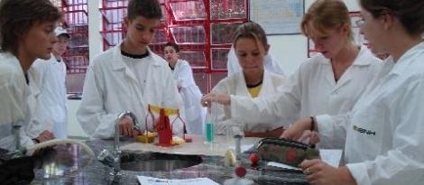 Alunos da 8ª série têm aula prática de ciências naturais