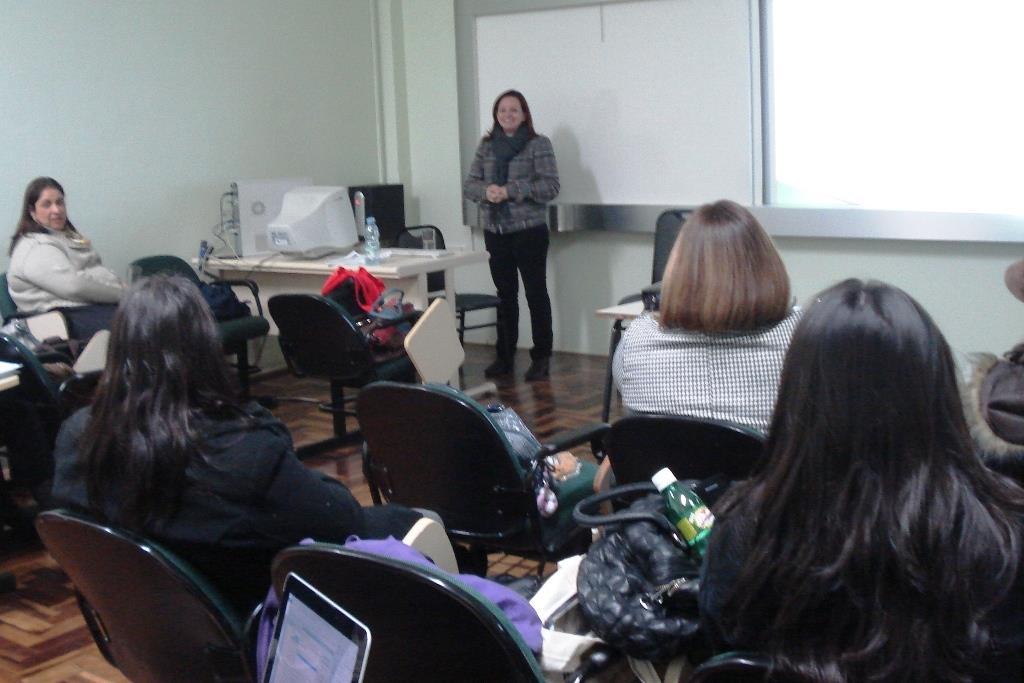 Acadêmicas de Psicologia assistem palestra sobre Gravidez