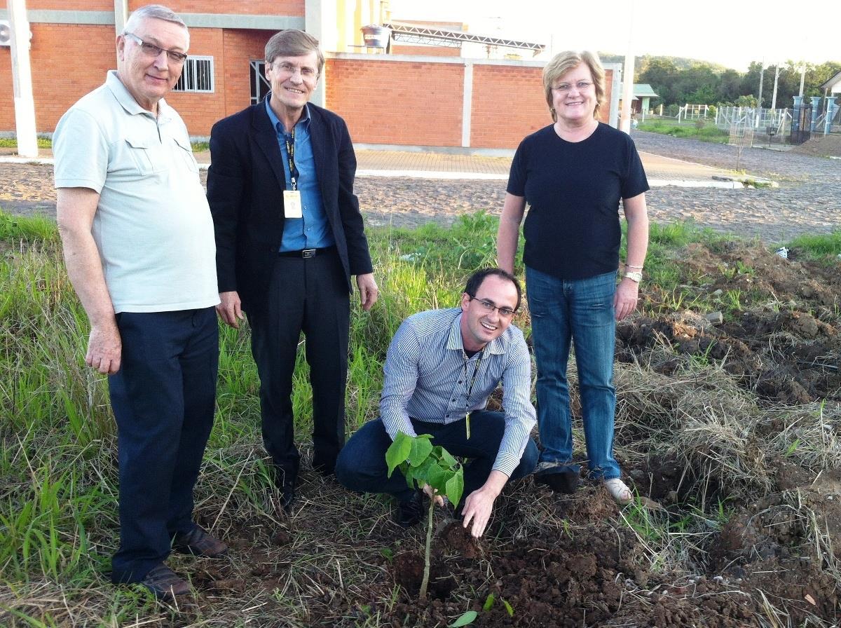 IENH realiza o plantio de árvores símbolos de todas as Unidades