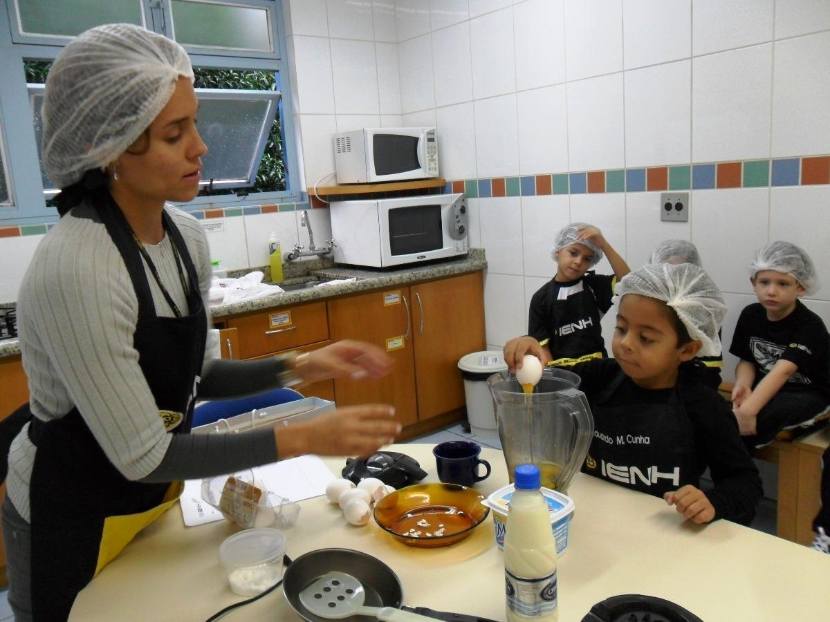 Estudantes do Currículo Bilíngue aprendem sobre a diversidade de culturas