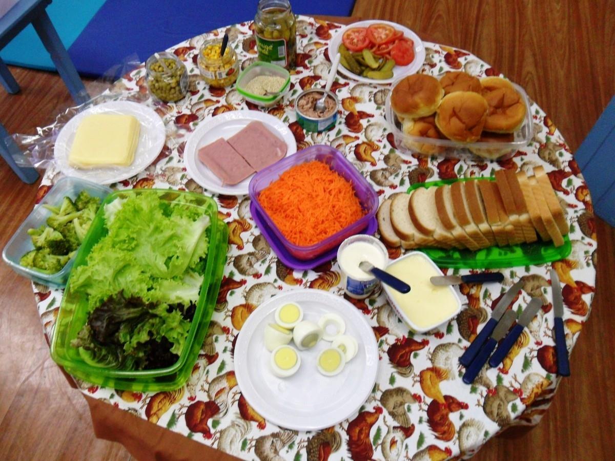 Cores e história integram o momento da alimentação