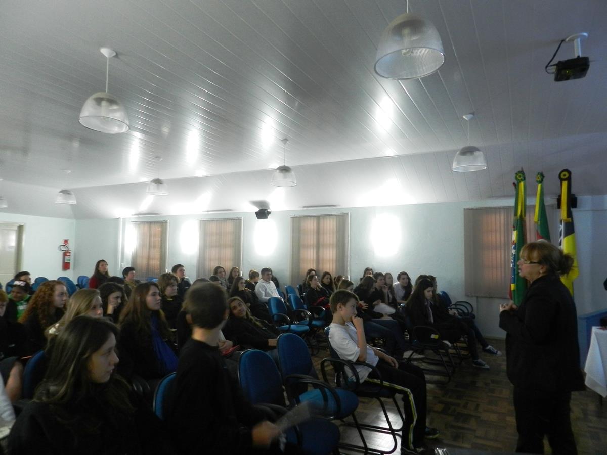Estudantes das 8ªs séries assistem Palestra sobre Escolha Profissional