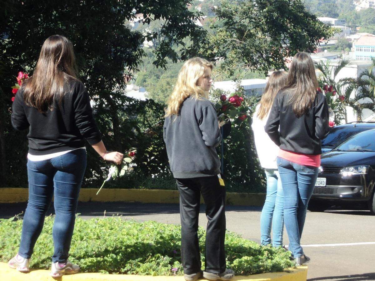 Estudantes entregam rosas pelo Dia das Mães