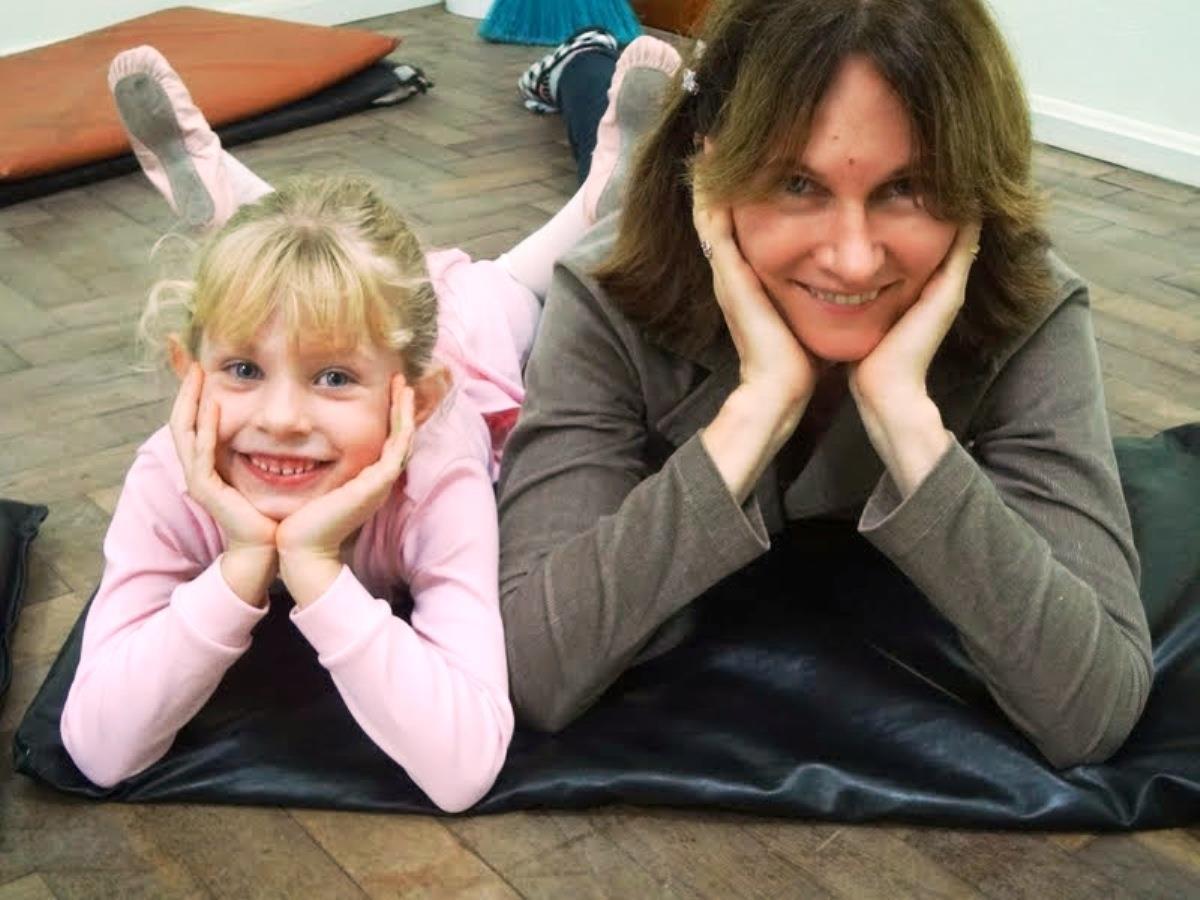 Mães e filhas participam juntas de aula de dança