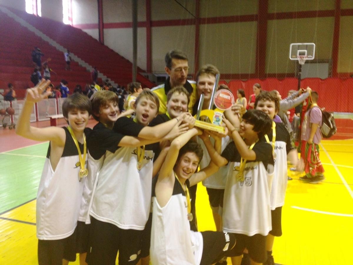 Equipes de Basquetebol da IENH participam de Olimpíada Escolar