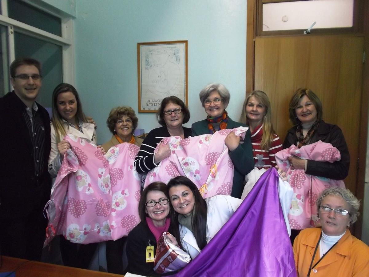 IENH realiza a doação de cobertas confeccionadas para bebês