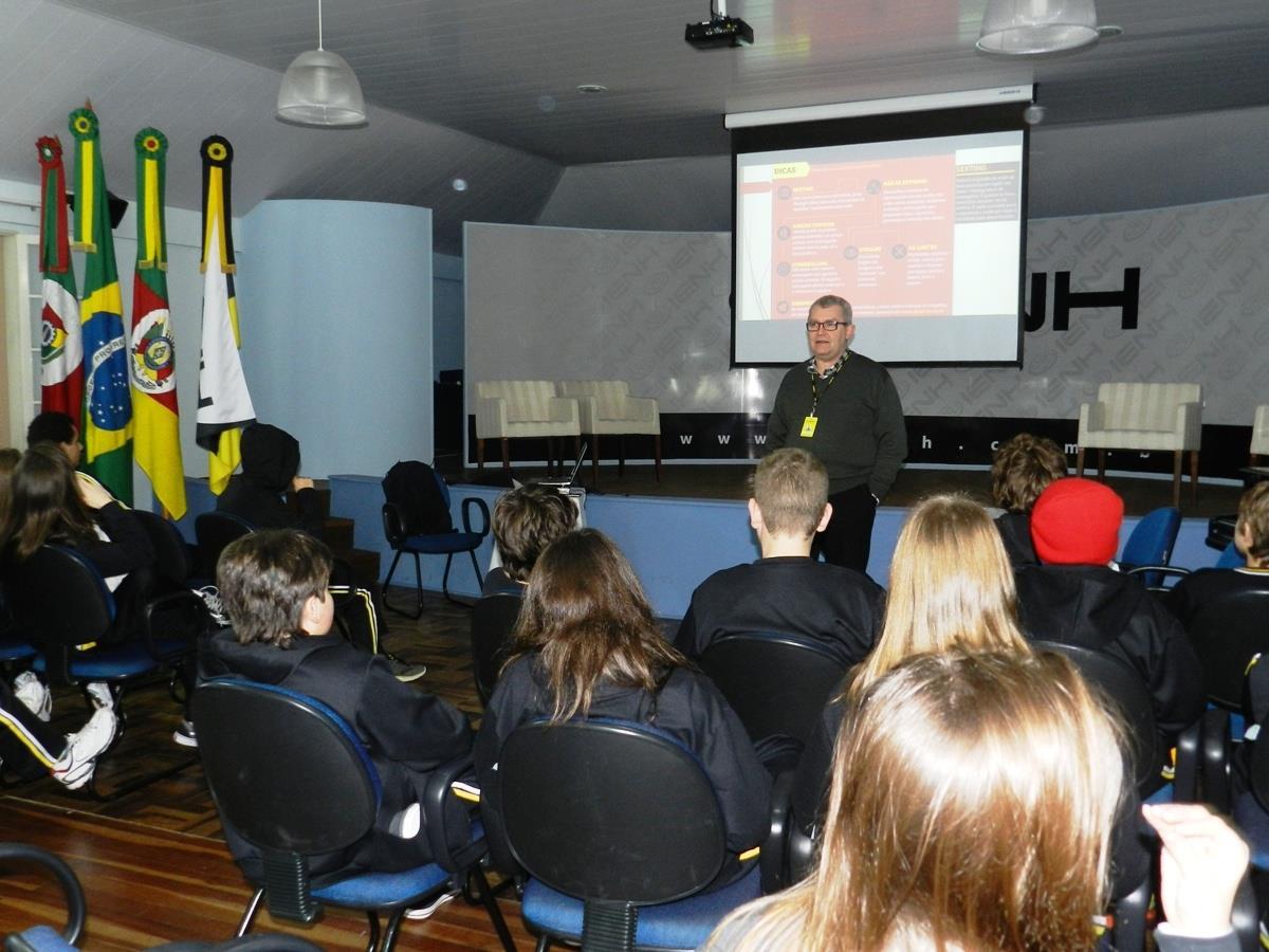 Palestra sobre o Uso da Internet para estudantes da Fundação Evangélica