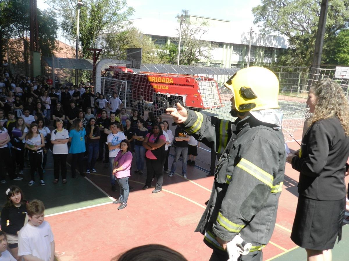 Simulação de incêndio movimenta manhã da Fundação Evangélica