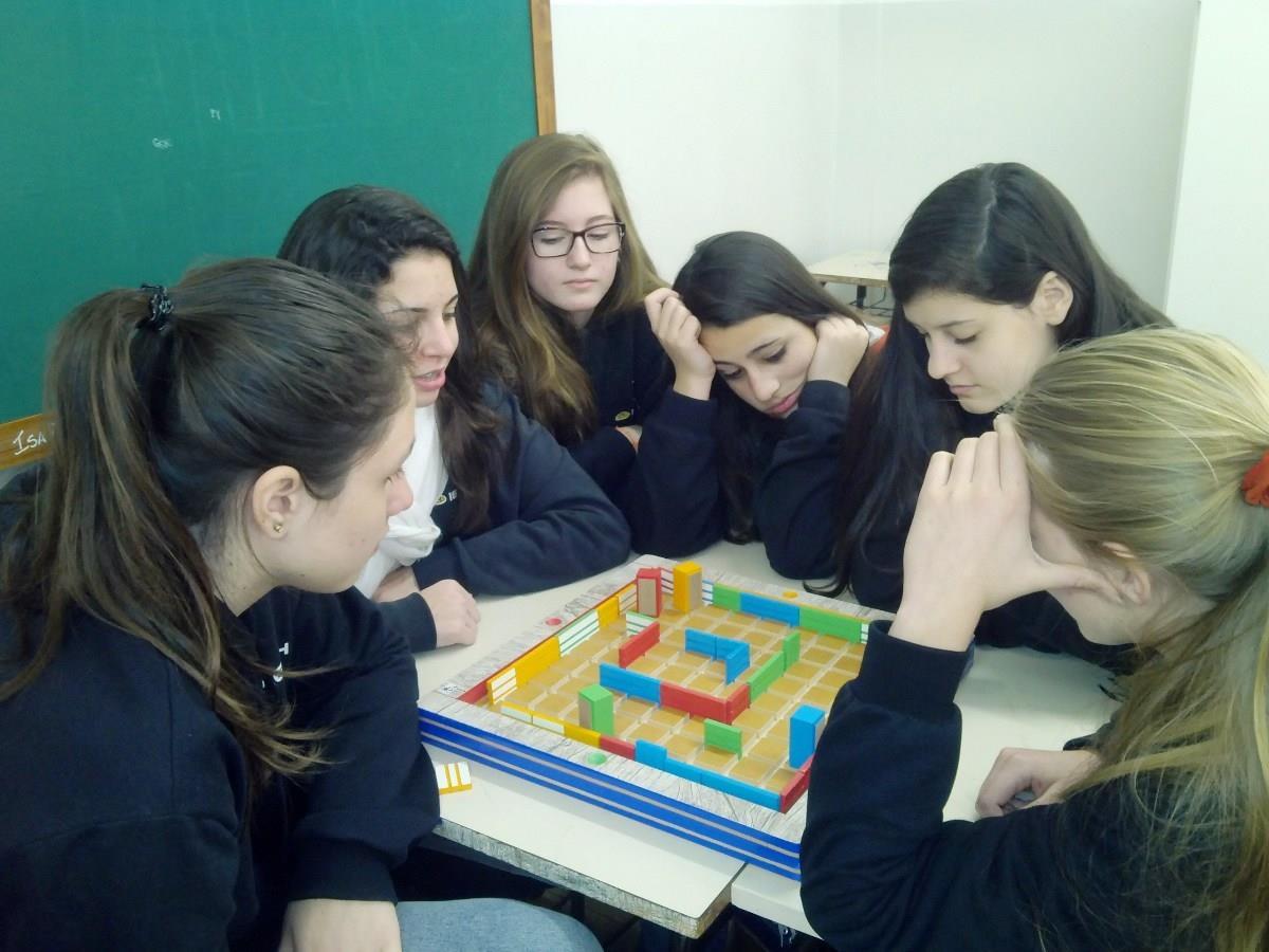 Turma da 8ª série B utiliza Jogos Matemáticos Cooperativos na aula