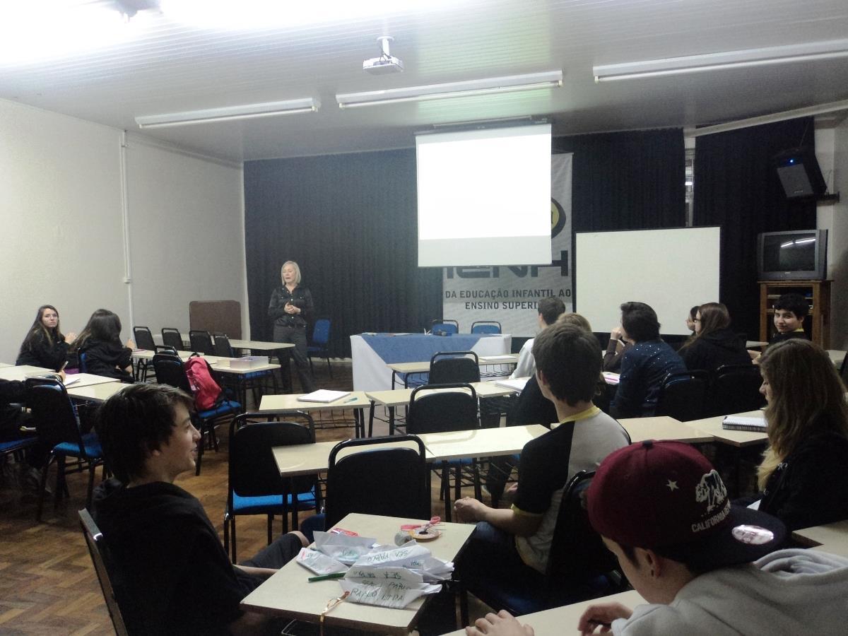 Estudantes da 1ª série do Ensino Médio assistem palestra