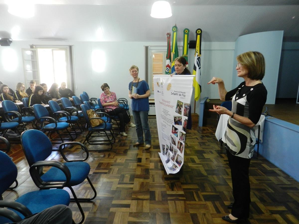 Estudantes da IENH participam da Feira das Entidades