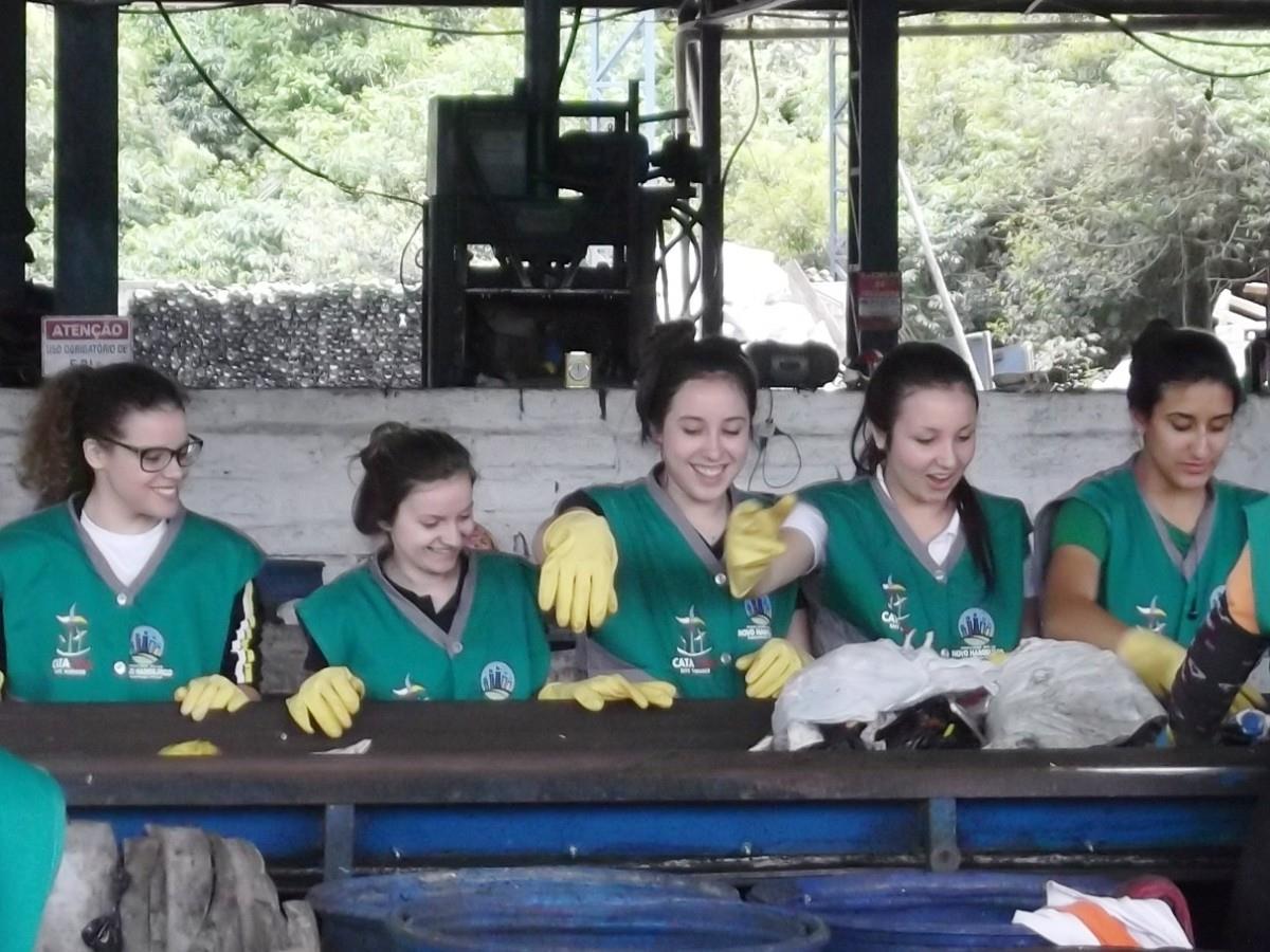 Estudantes da IENH visitam o Centro de Reciclagem Catavida