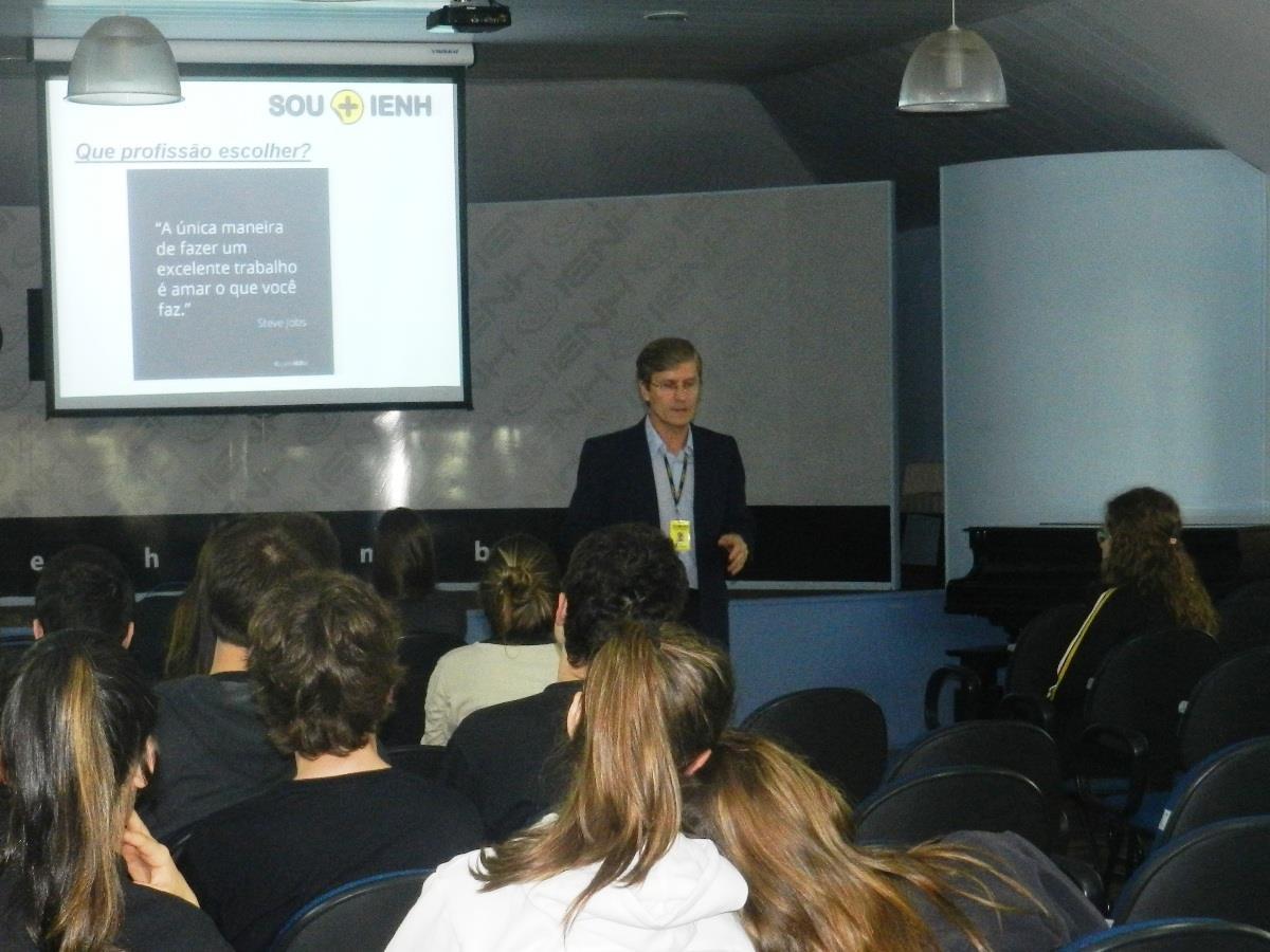 Estudantes do Ensino Médio participam de palestra sobre Futuro Profissional