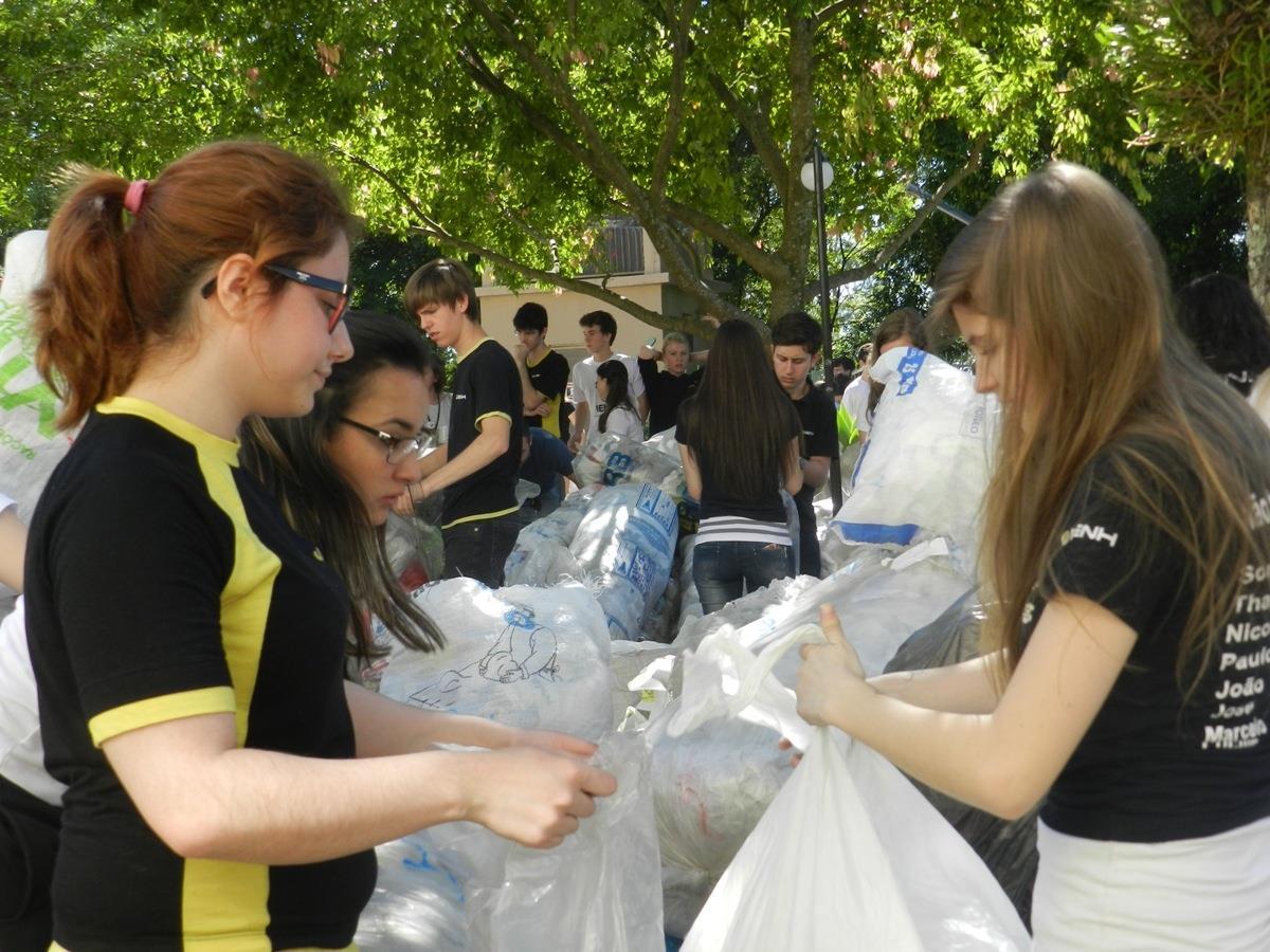 Estudantes da IENH arrecadam 1.140 quilos de plástico
