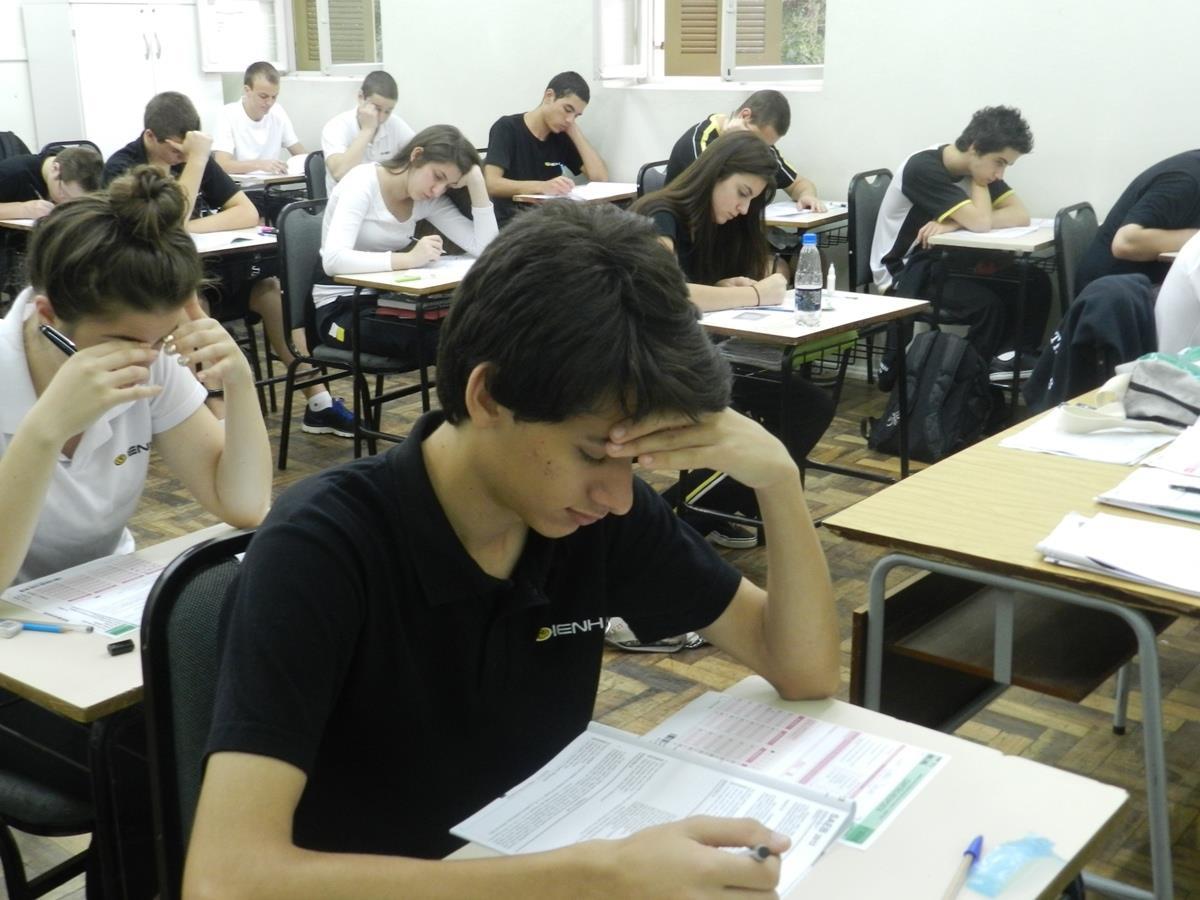 Estudantes da Fundação Evangélica realizam Avaliação