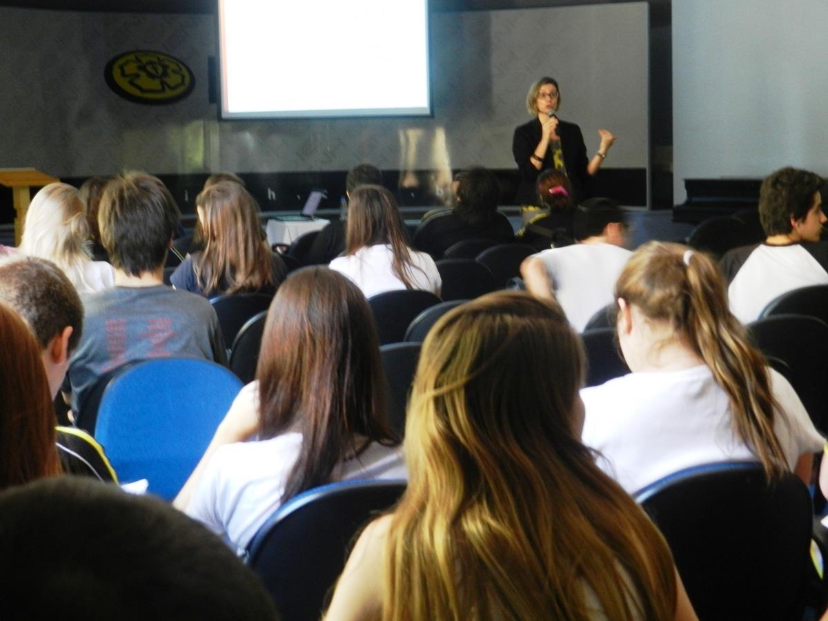 Estudantes assistem palestra sobre Redação