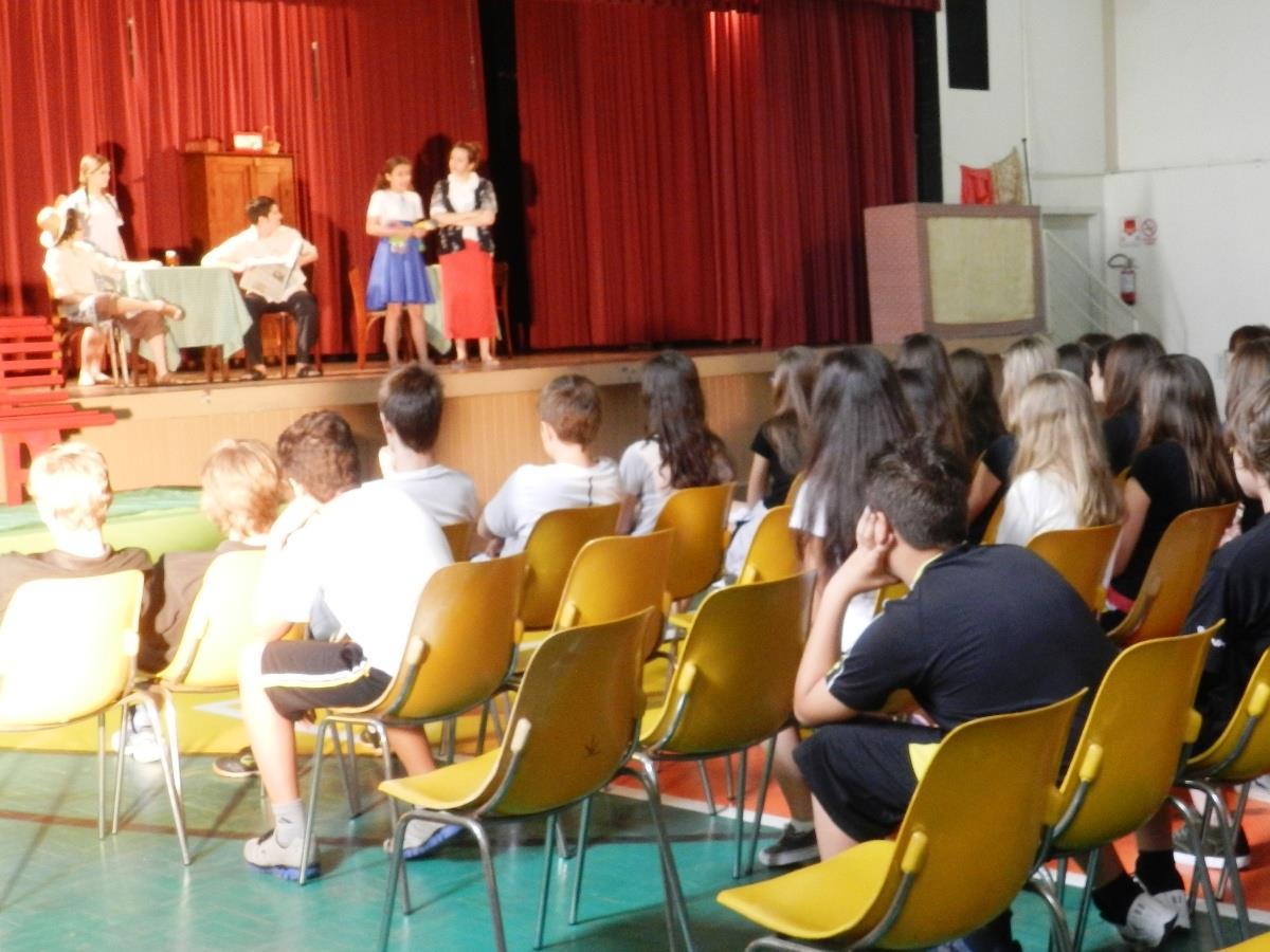 Grupo Pensando em um Nome apresenta peça de teatro aos colegas