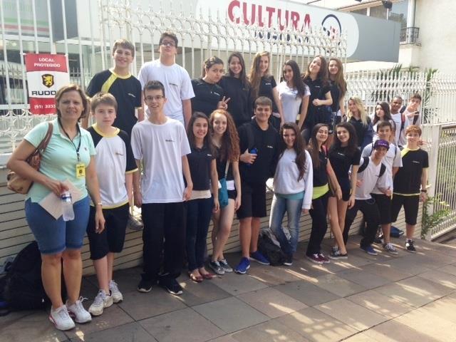 Estudantes realizam prova de Cambridge no Nível PET