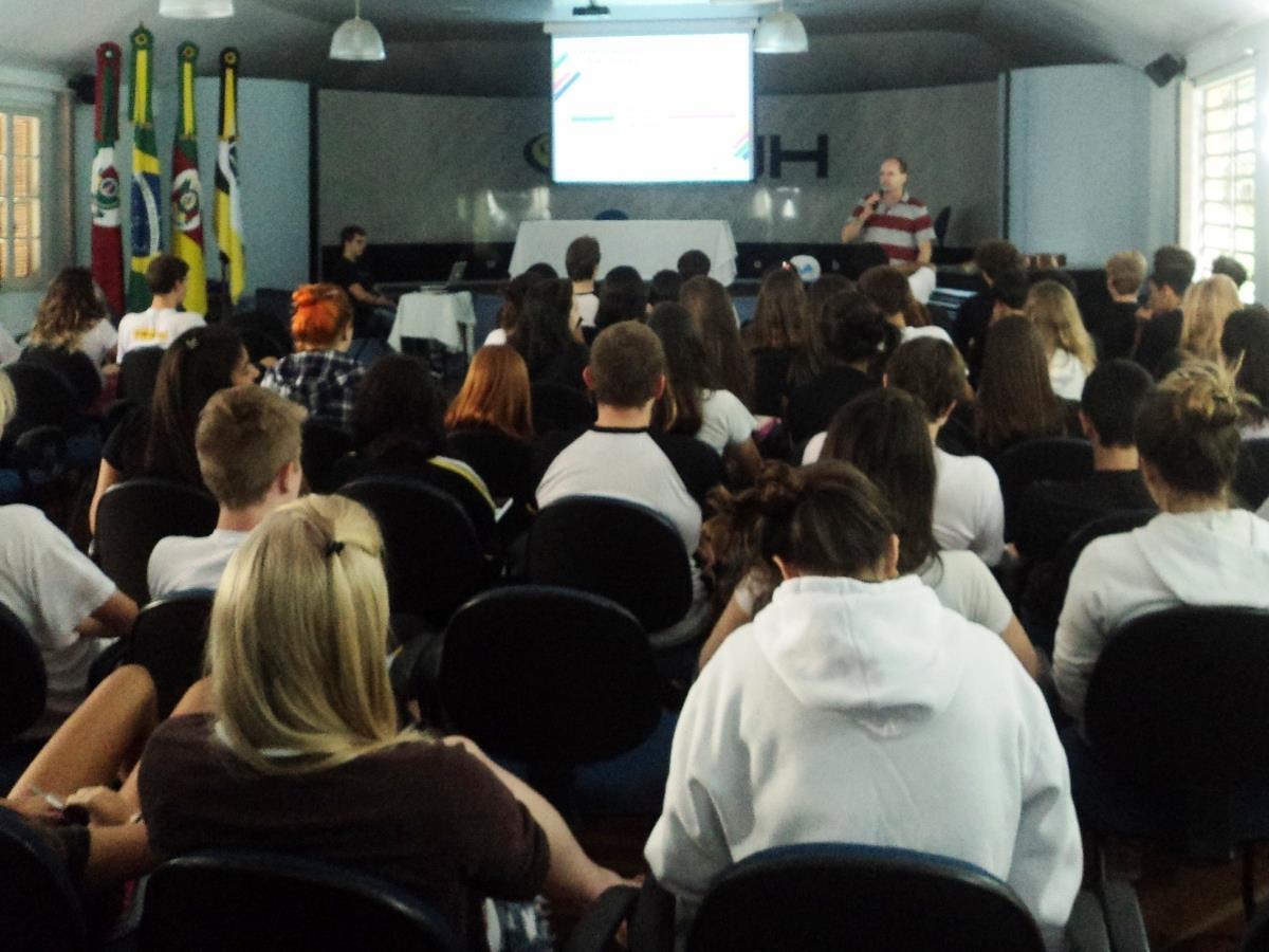 Estudantes da IENH têm palestra sobre o Programa Miniempresa