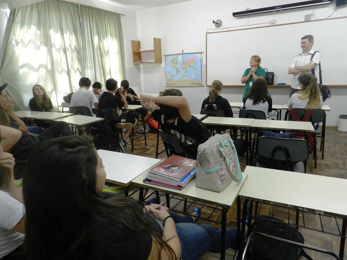 Turma da Fundação Evangélica participa de conversa sobre Adolescência