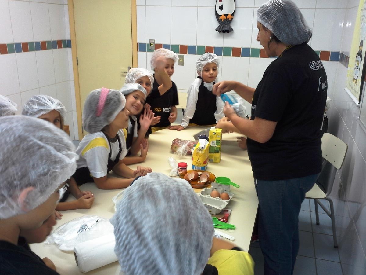 Aula de inglês na cozinha da Unidade Pindorama