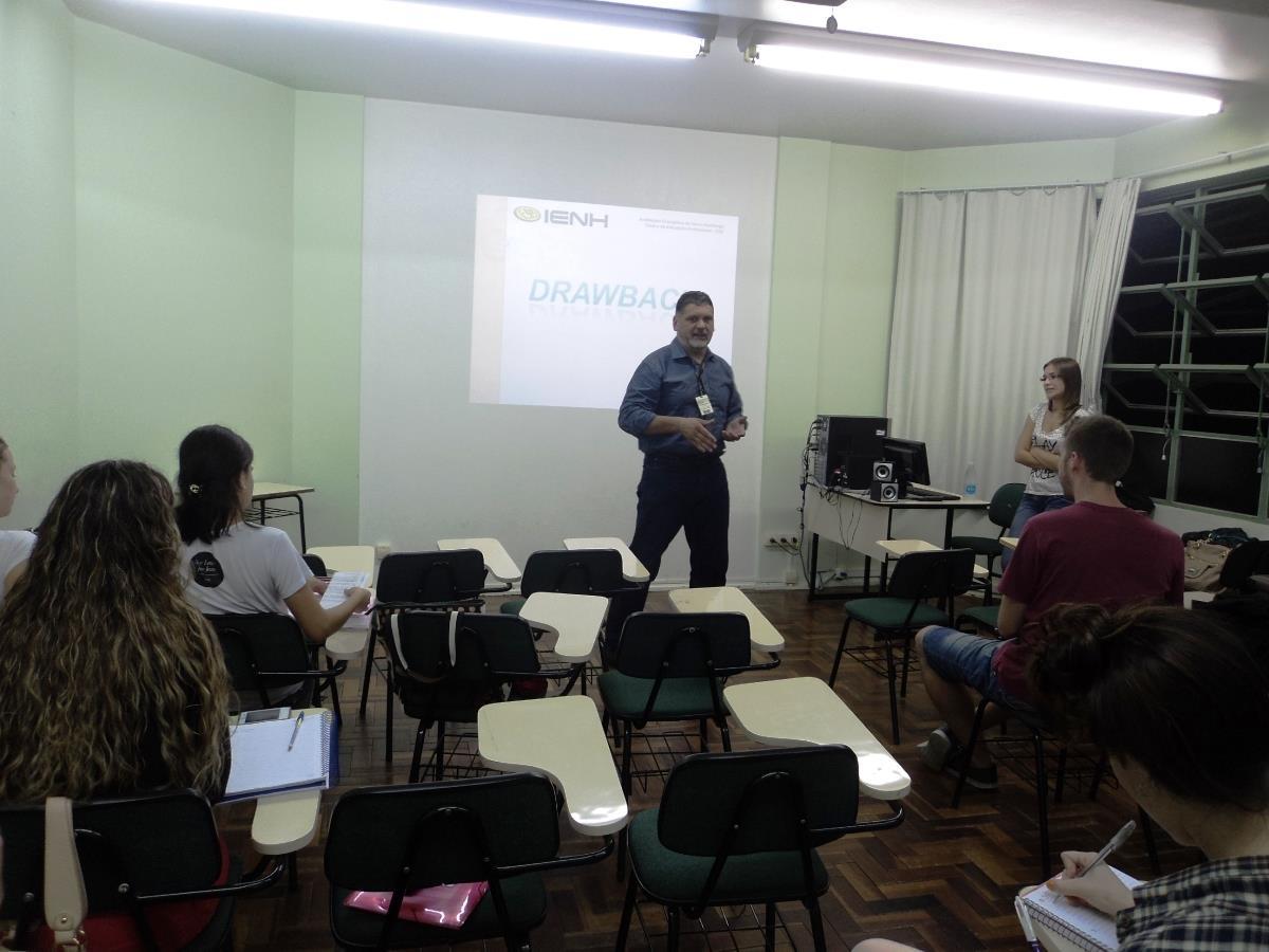 Egressa da IENH conversa com estudantes dos Cursos Técnicos