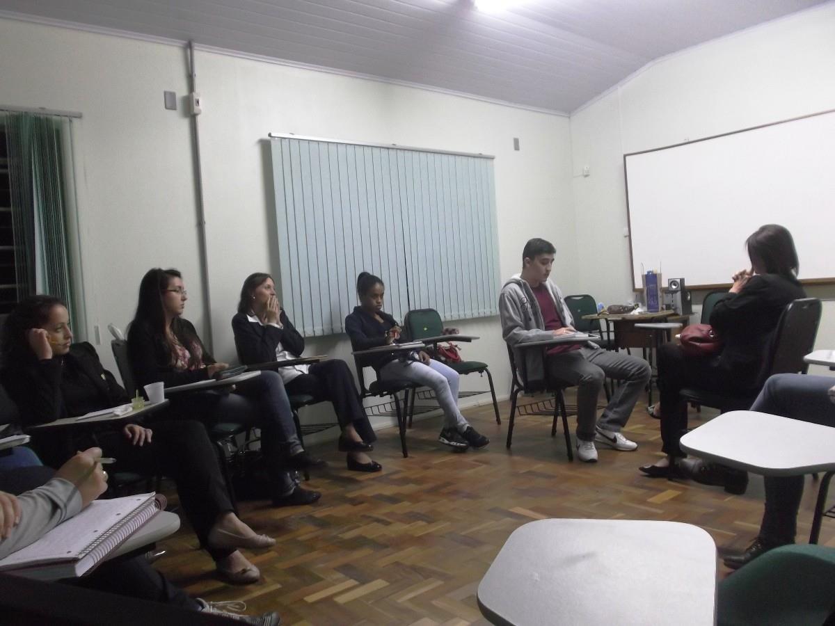 Estudantes realizam simulação de entrevista na aula de Especialização em Nível Técnico