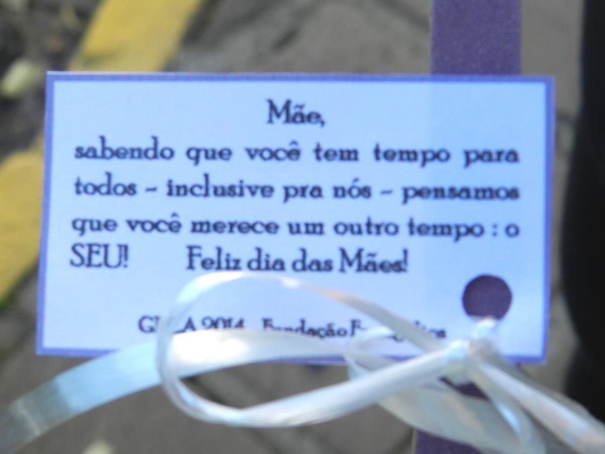 Integrantes do Grêmio Estudantil entregam mimos para as mães