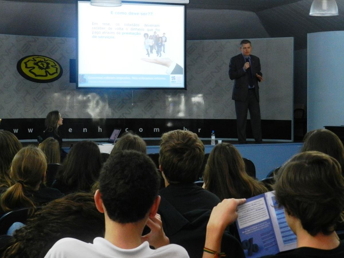 Estudantes assistem palestra sobre Consciência Tributária