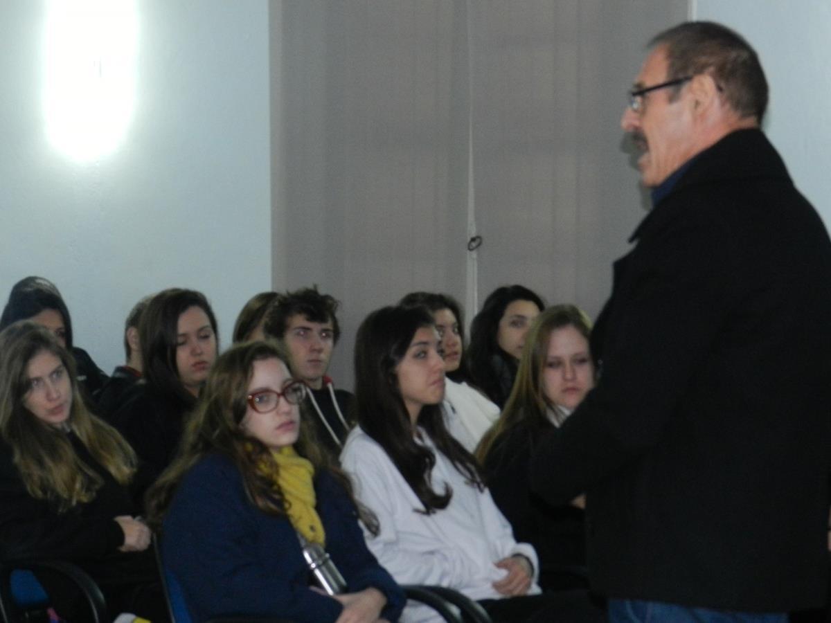 Estudantes do Ensino Médio assistem Palestra sobre ENEM