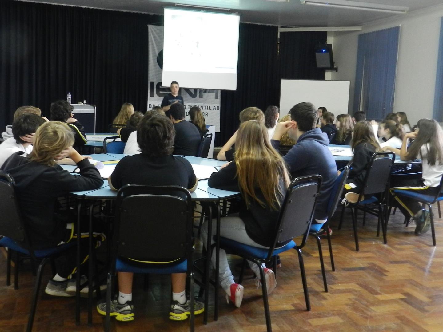Estudantes assistem Palestra com Artistas