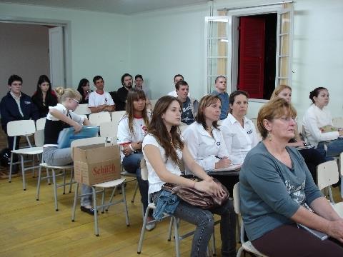 Alunos do Módulo II do Ensino Técnico assistem palestra com entidades sociais