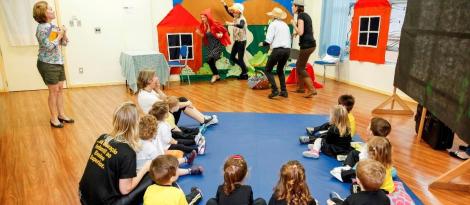 “Chapeuzinho Vermelho” vira teatro encenado por familiares