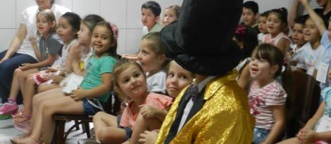 Magia do teatro encanta alunos da Escola Cinderela