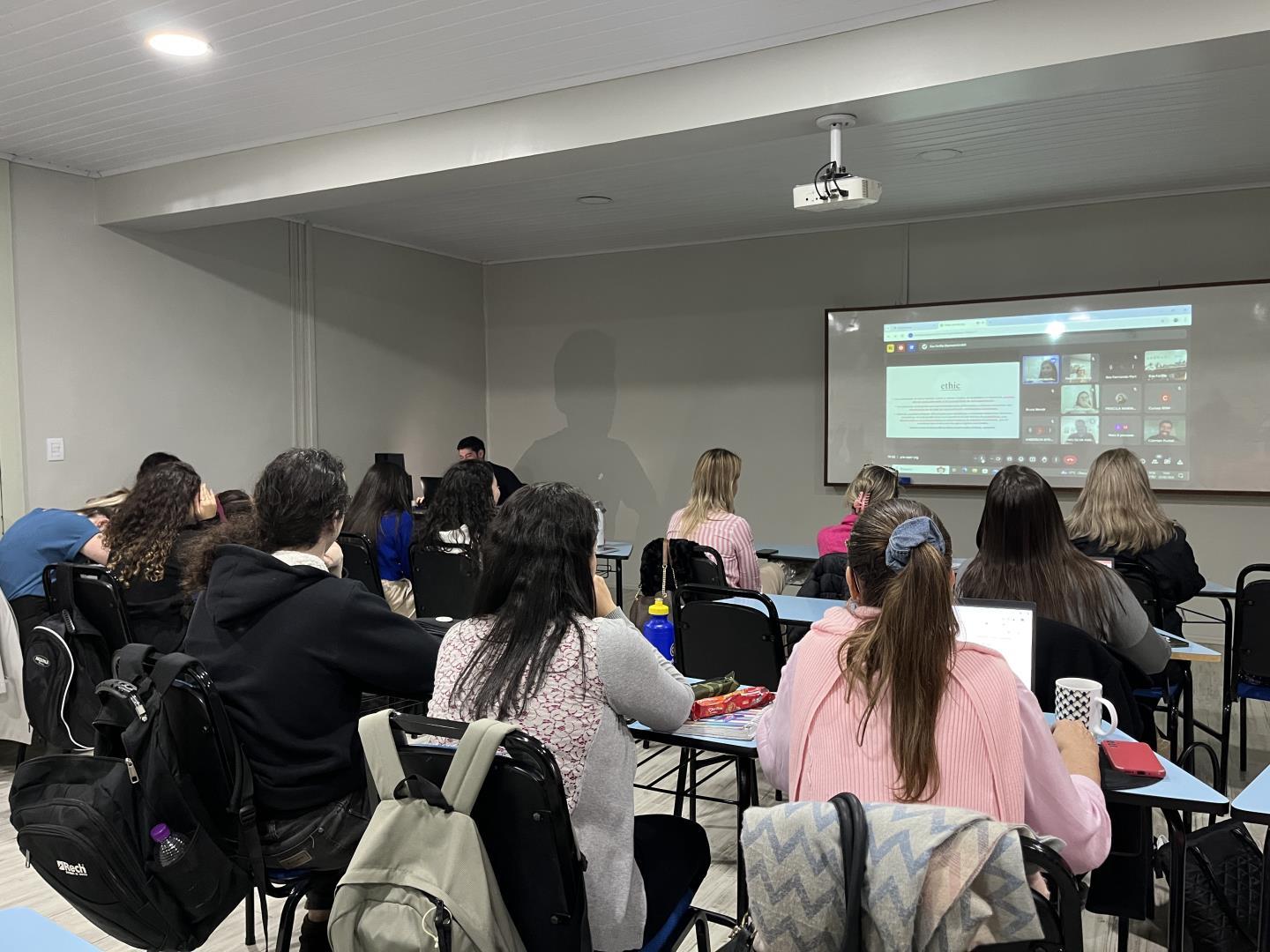 Saúde Mental no Trabalho foi tema de Aula Internacional em parceria com Universidade do Paraguai 