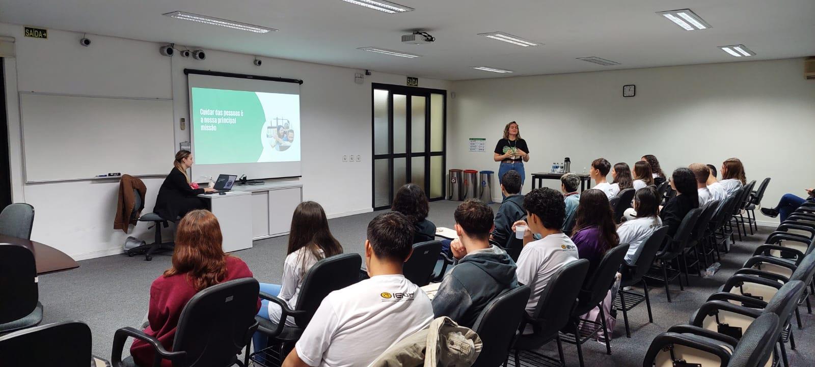 Turma de Jovem Aprendiz da IENH realiza visita técnica na empresa Seta em Estância Velha